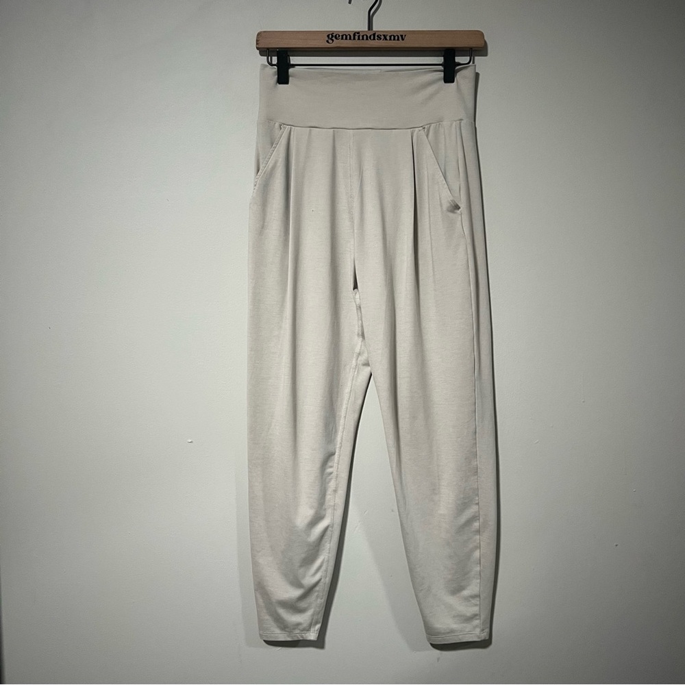 Vuori Women’s Lux Harem Pants size Small beige